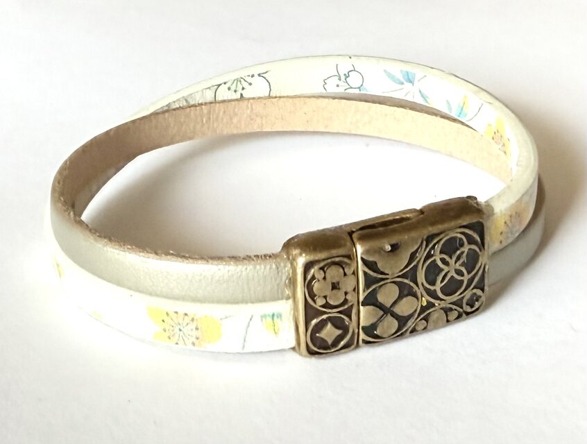 【ヨーロッパ製　白（花）×　シャンパンゴールド　二連クロスブレスレット】マグネット留め