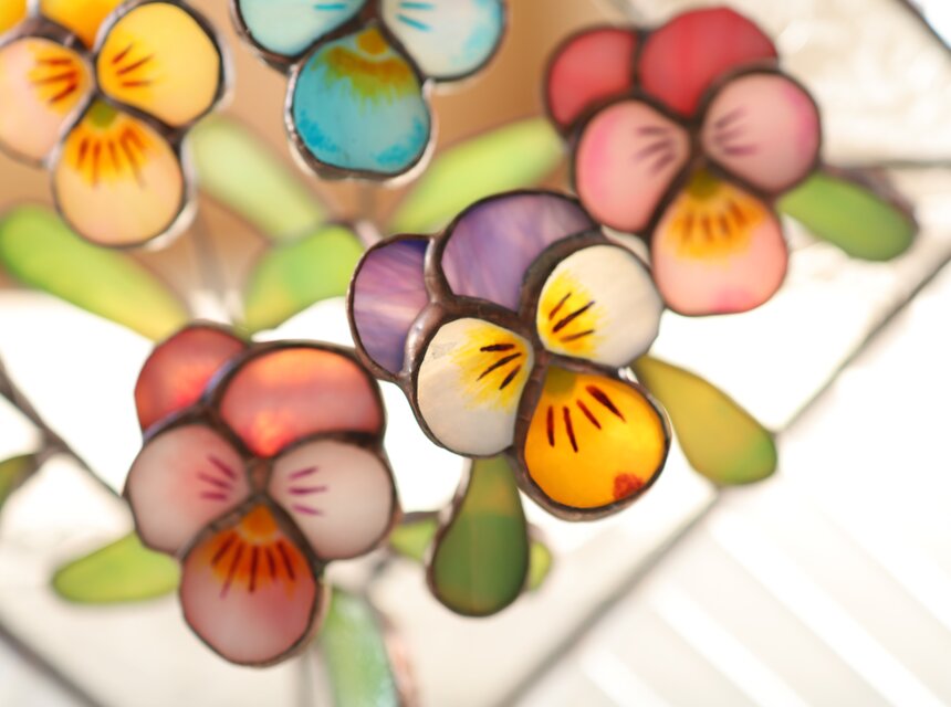 ビオラ／額装 ✣ ＜ステンドグラス＞ | iichi 日々の暮らしを心地よく