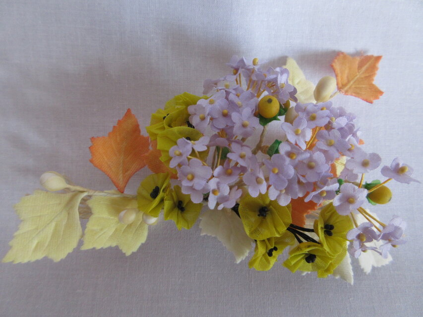 小花と葉っぱの春色コサージュ