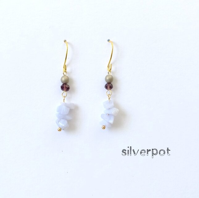 G40【落ち着きを取り戻す　大人シックな石　ブルーレースアゲート】のピアス（パーツ変更可能）