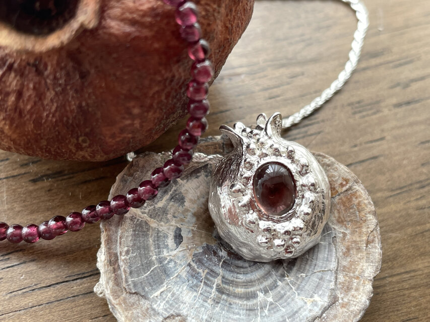 情熱の赤い果肉《セット》ざくろネックレス