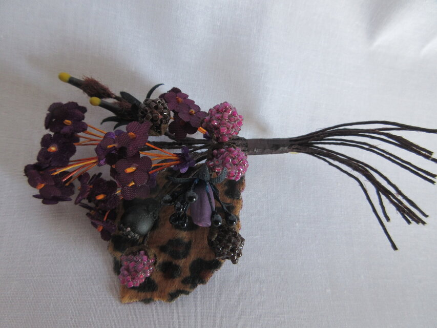 小花とベリーのコサージュ（紫×チョコレート色）