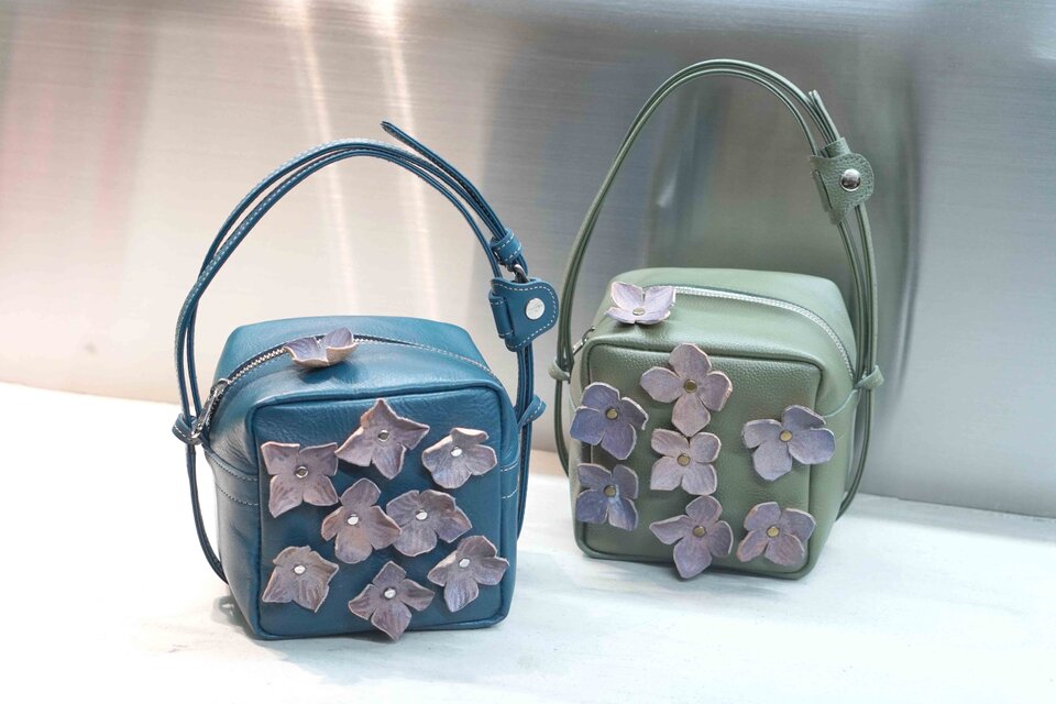 AJISAI-LEATHERフラワー＃BLUE・キューブポシェット◎内装キーホルダー付＊とても軽いです