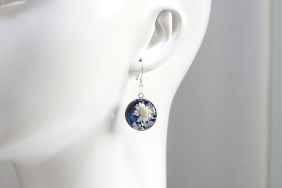 レジンアート　ラウンドピアス〈花の刻・コバルトブルー〉