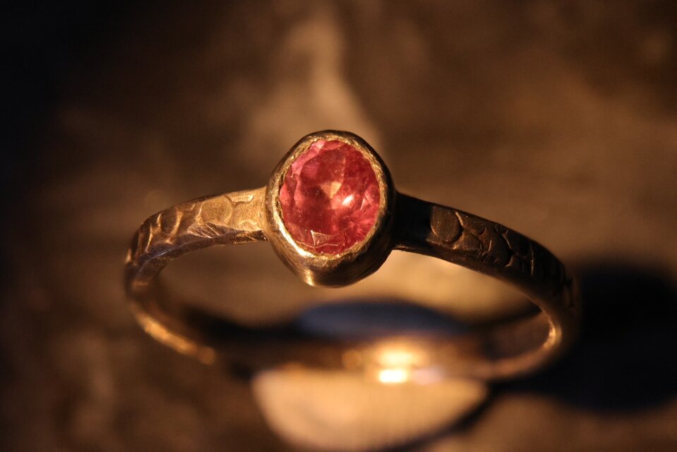 【紫→赤ピンク】カラーチェンジマラヤガーネット・シルバーリング【朱竜】