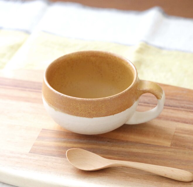 山吹色とマット釉のかけ分けスープカップ