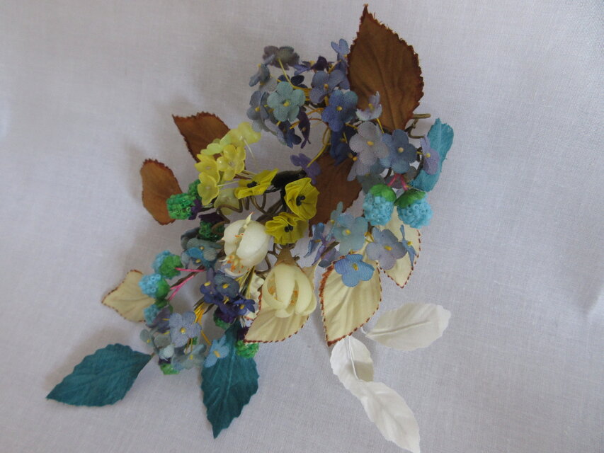 小花とベリーとリーフがいっぱいのブーケコサージュ