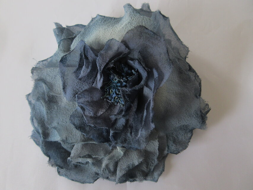 シルクジョーゼットの大きいバラコサージュ（紺×青グラデーション）