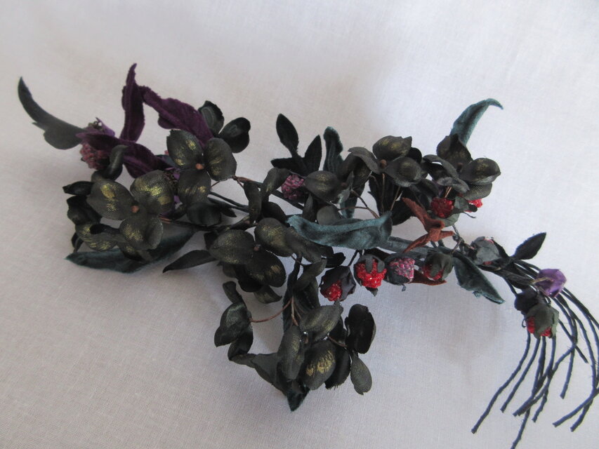 黒いクローバーとベリーのブーケコサージュ