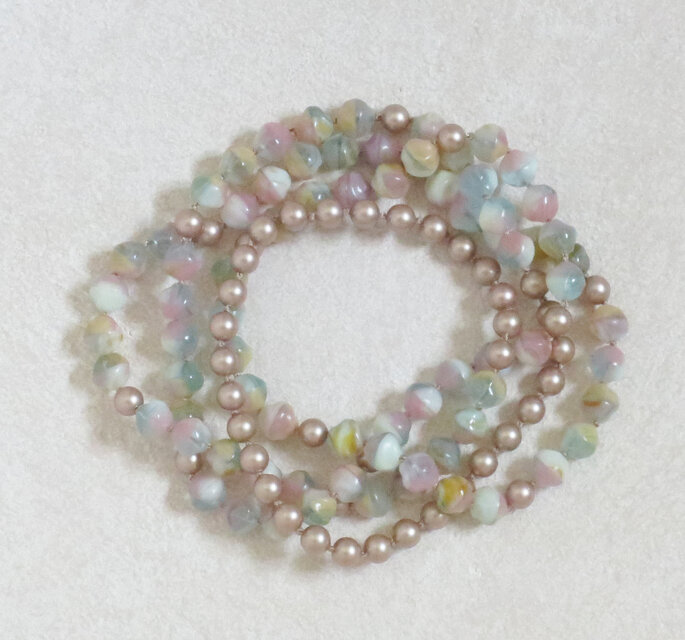 パステルカラーのエンドレスネックレス