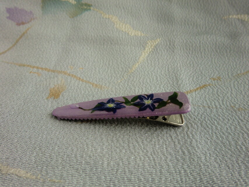 鉄線の花（藤色）のヘアクリップ＊手描きレジンの髪飾り | iichi 日々