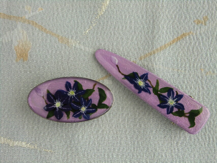 新作♪初夏デザイン お花レジンヘアクリップ ハンドメイド 鉄線の花（藤色）のヘアクリップ＊手描きレジンの髪飾り | iichi