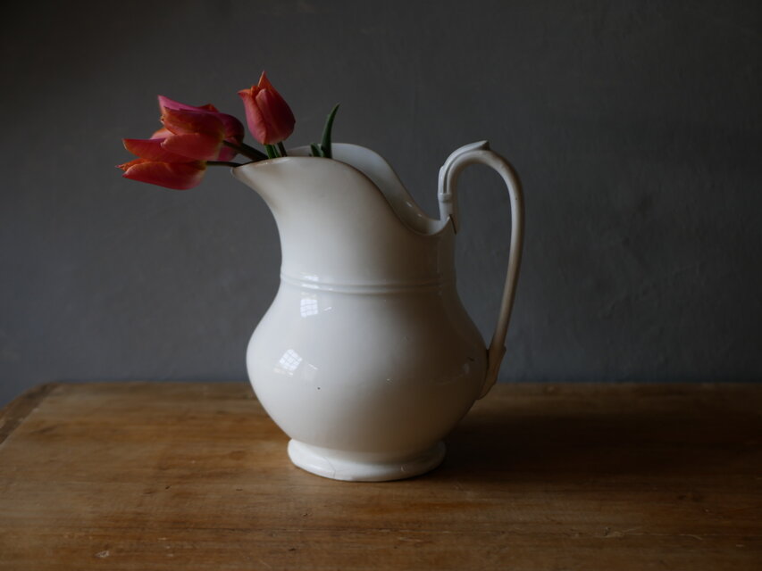 クレイユモントロー　白地のピシェ　フランスアンティーク　アンティークのある生活