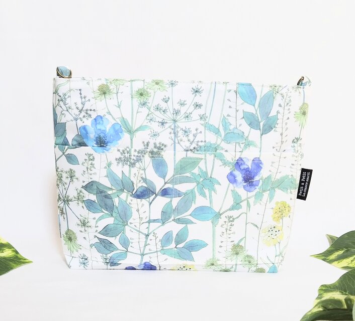 リバティイルマブルーの2Wayバッグインバッグ