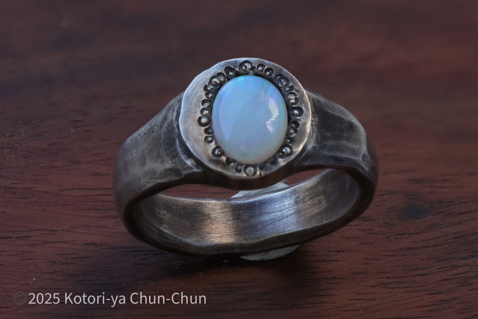 【シグネットリングシリーズ】オーストラリア産蛍光オパール・シルバーリング【居待月】