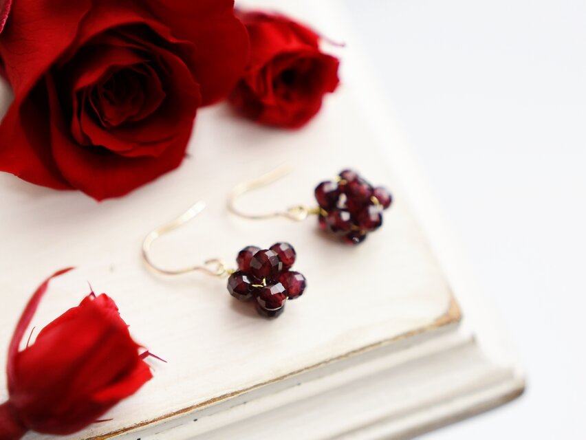 【14kgf ピアス】ガーネットの実 深い赤 金平糖 1月誕生石／誕生日プレゼントにも