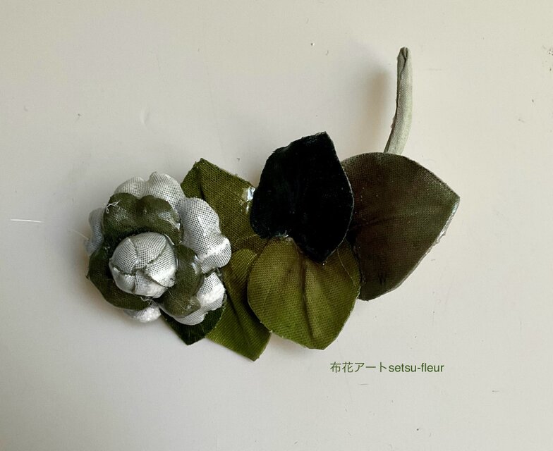 A 245  グリーンブローチ