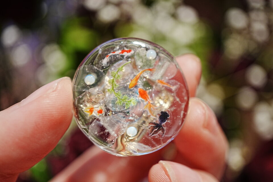 水晶と金魚の帯留め 涼しげな金魚 透明 天然石 ポニーフック ブローチ