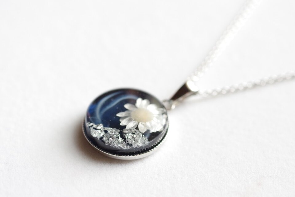 レジンアート　ラウンドペンダント〈花の刻・コバルトブルー〉