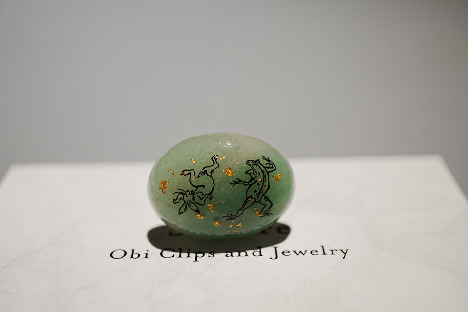 天然石グリーンアベンチュリンを使用した鳥獣戯画と金箔の帯留め ポニーフック　ブローチ