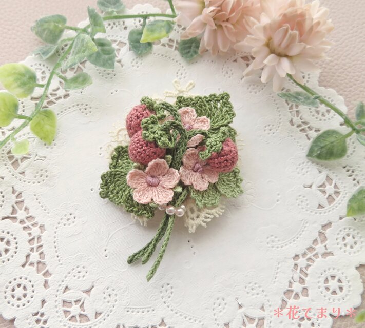 レース編み ワイルドストロベリーのブローチ～pink～