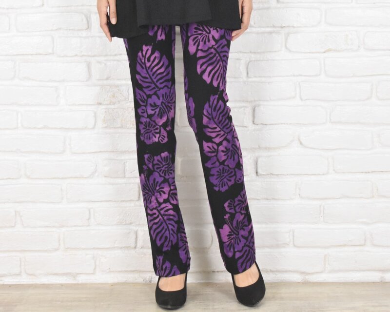 驚きの穿き心地！ハイビスカス柄ろうけつ染めストレートストレッチロングパンツ　ブラック＆パープル　大きいサイズあり