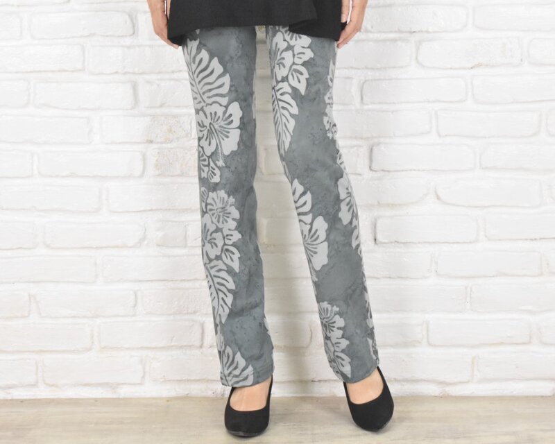 驚きの穿き心地！ハイビスカス柄ろうけつ染めストレートストレッチロングパンツ　グレー　大きいサイズあり