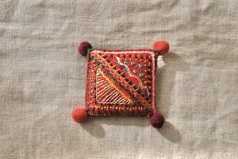 カラフル刺繍のポンポン四角ブローチ　赤系