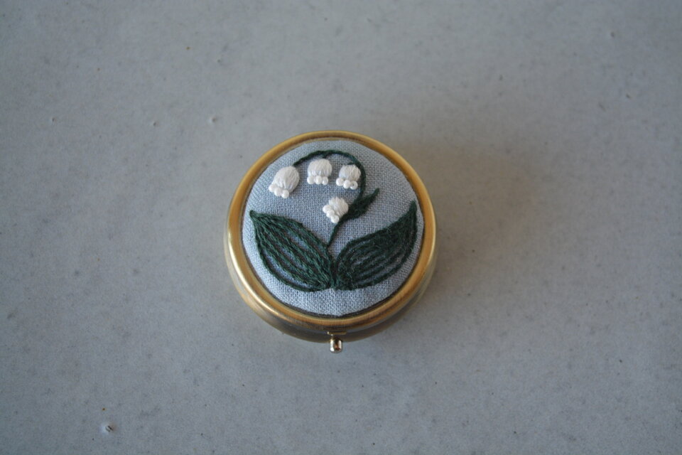 ビーズ　すずらん　刺繍　ピルケース　ラウンド