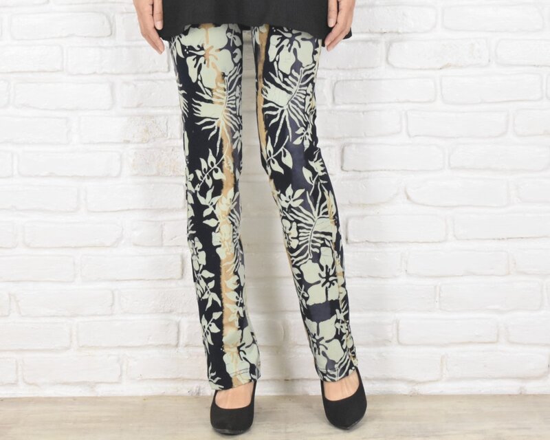 驚きの穿き心地！ハイビスカス柄ろうけつ染めストレートストレッチロングパンツ　エジプシャンブルー　大きいサイズあり