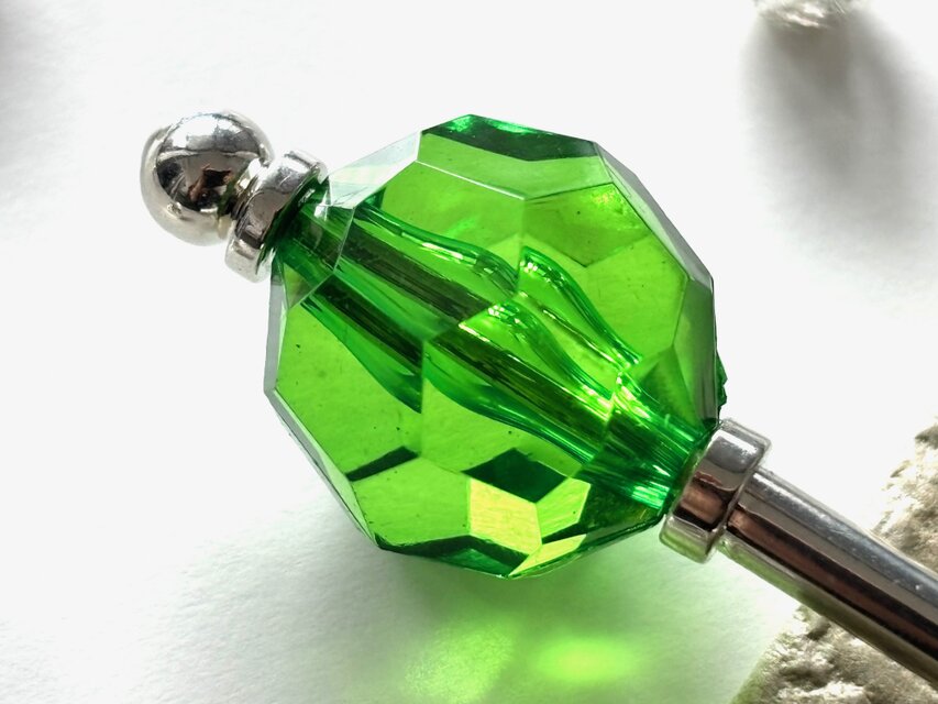 かんざし　多角形カットのクリアビーズ　濃緑　グリーン　夏　クリア　透明　涼しげ　一本挿し　一本簪