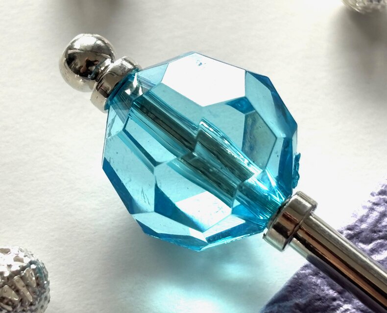 かんざし　多角形カットのクリアビーズ　水色　青　ブルー　一本挿し　一本簪　夏　シンプル　カジュアル　洋風