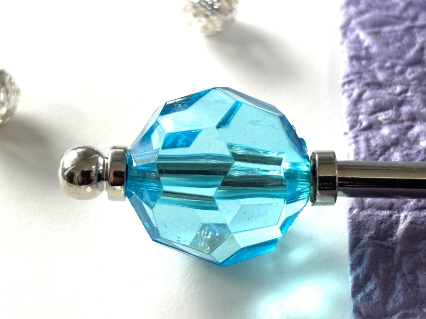 かんざし 多角形カットのクリアビーズ 水色 青 ブルー 一本挿し