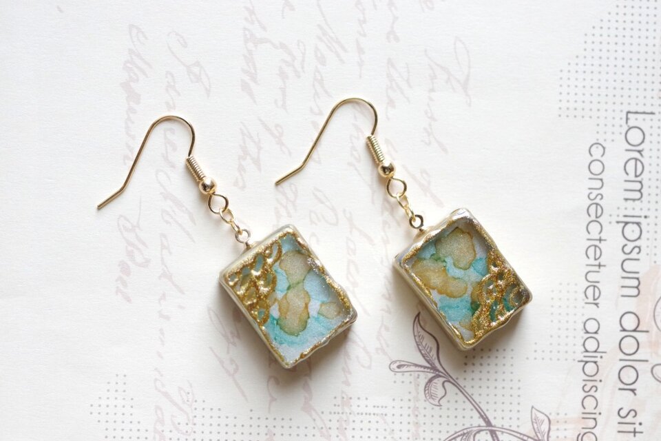 レジンアート　長方形のピアス〈眠れるオフィーリア〉