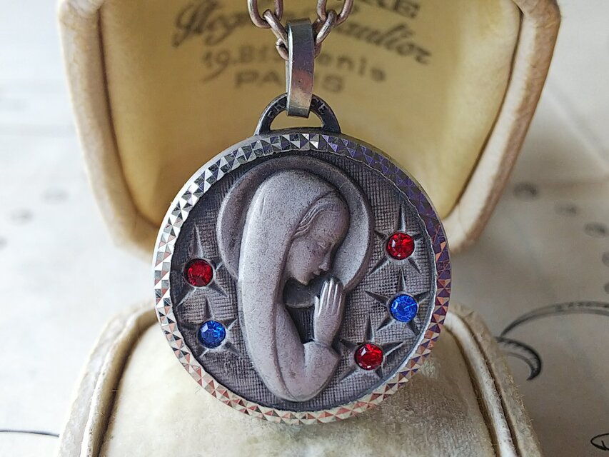 フランス ヴィンテージ　ルルドの聖母マリア　青と赤のRhinestone ネックレス