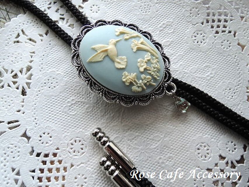 （1400）超レアアイテムです✨ハミングバードアクリルカメオ＆サフィリーン素敵なループタイ。・。・(^^♪