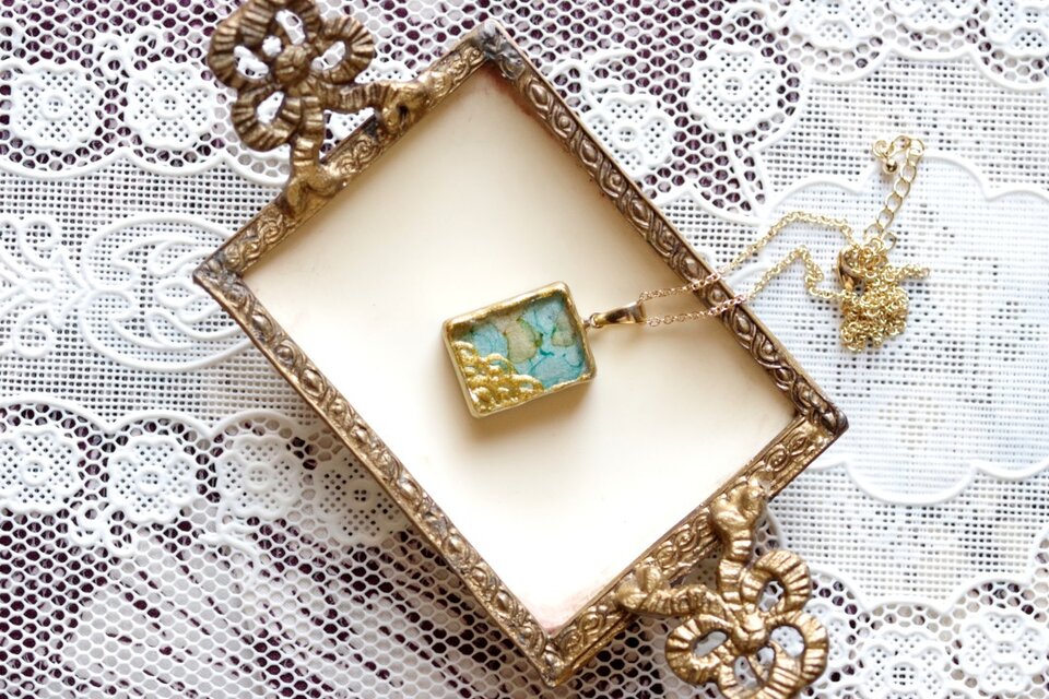 レジンアート　長方形のペンダント〈眠れるオフィーリア〉