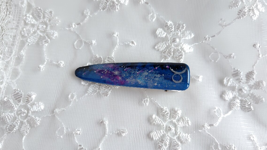天の川と流れ星（牡牛座）のヘアクリップ＊手描きレジンの髪飾り