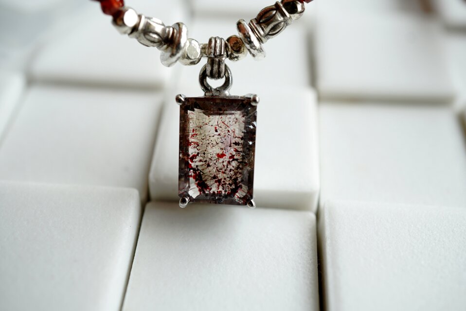 エレスチャルクオーツトップとガーネットのネックレス