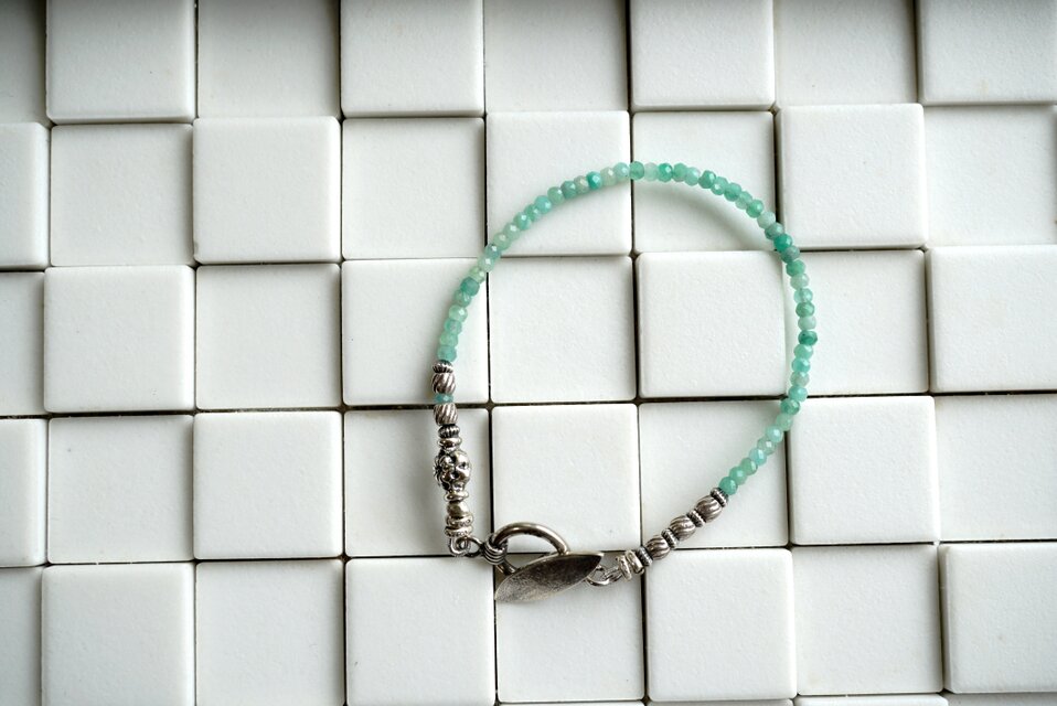 エメラルドとお花ビーズの1連ブレスレット