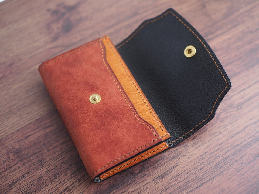 総手縫い│マルゴー、アメ豚使用│くるみボタン仕様のカードケース(名刺入れ、コインケース対応)