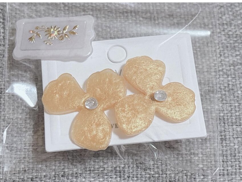 花びらモチーフゴールドラメ入りハンドメイドピアス