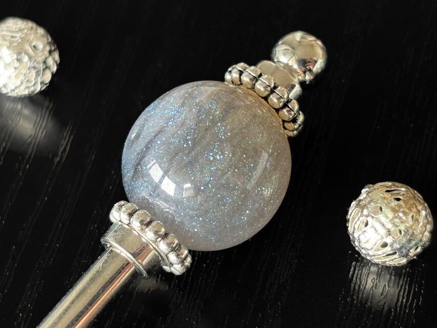 かんざし　星雲の様なグリッタービーズ　灰色　グレー　キラキラ　一本挿し　一本簪　シンプル　洋風