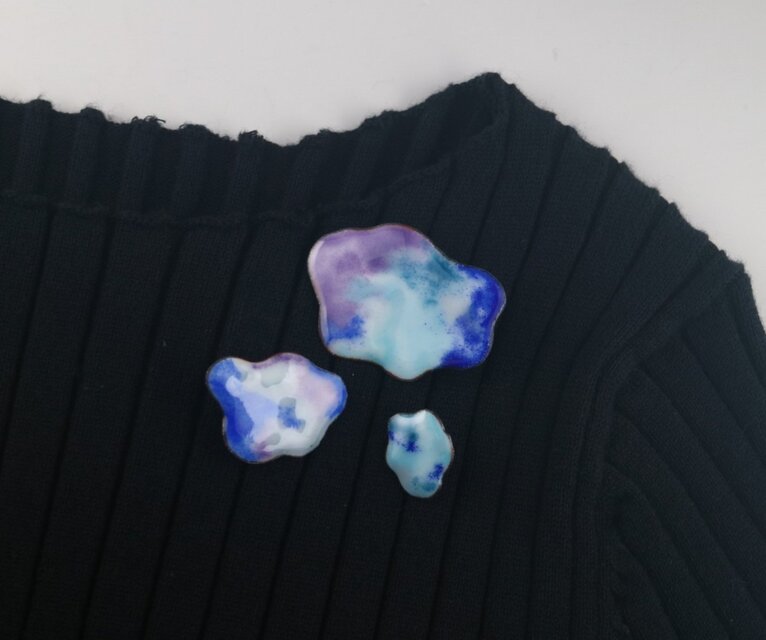 滲み色のブローチ