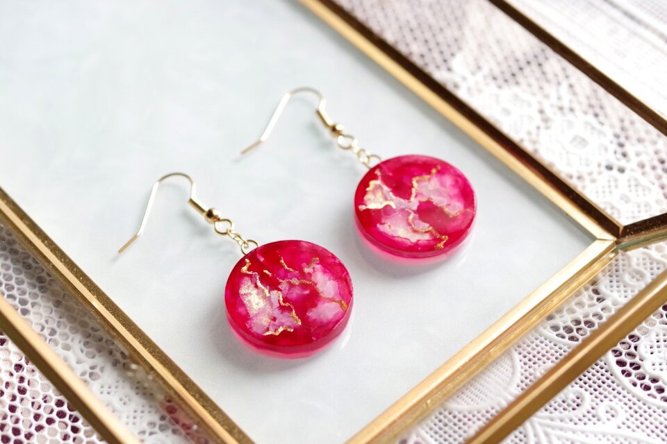 レジンアート　ラウンドピアス〈紅き月〉