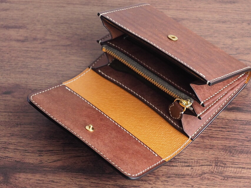 総手縫い│イタリアンレザーマルゴーとアメ豚使用│ハーフウォレット