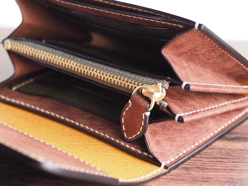 総手縫い│イタリアンレザーマルゴーとアメ豚使用│ハーフウォレット