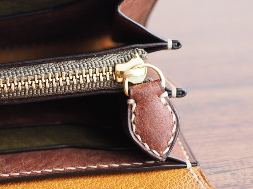 総手縫い│イタリアンレザーマルゴーとアメ豚使用│ハーフウォレット