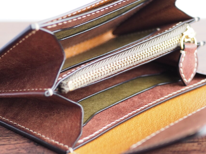総手縫い│イタリアンレザーマルゴーとアメ豚使用│ハーフウォレット