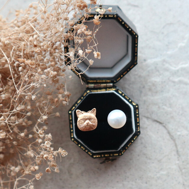 不機嫌な猫と真珠のフォークリング　金アレ対応 フリーサイズ＊6月誕生石 淡水パール